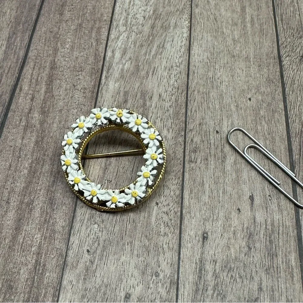 Gold‎ Enameled Daisies Circle Brooch B5